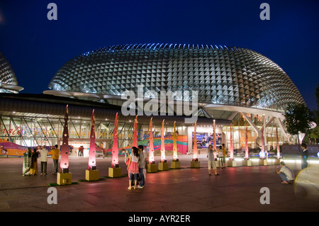 Teatri Esplanade sulla Baia Colonia quartiere di Singapore soprannominato il durians dopo la frutta pungenti Foto Stock