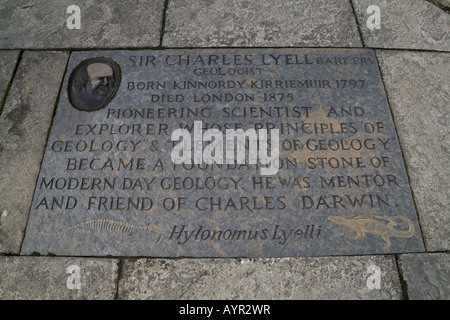 Sir Charles Lyell geologo e explorer incisi in lastra di pietra scolpita da Bruce Walker a Kirriemuir Regno Unito Foto Stock