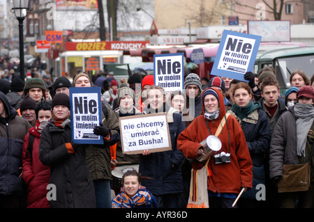 Dimostrazione contro la guerra a Poznan, Polonia, con manifestanti con segni contro la guerra in Iraq e George W. Bush. Foto Stock