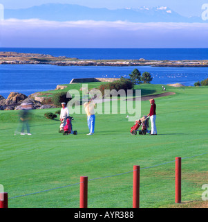 Victoria, BC, British Columbia, Canada - Seniores golf sul campo da golf presso il Victoria Golf Club che si affaccia stretto di Juan de Fuca Foto Stock