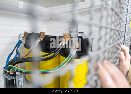 Di elettricità ad alta tensione cablaggio, Duesseldorf Stadttor edificio, Duesseldorf, nella Renania settentrionale-Vestfalia, Germania Foto Stock