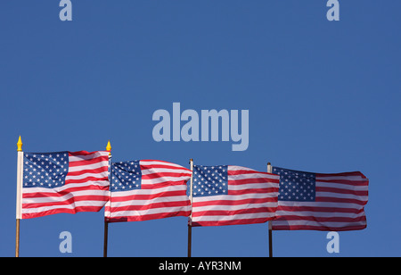 Quattro di noi le bandiere, bandierine americane contro un cielo blu Foto Stock