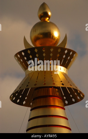 Finale d'oro dello stupa buddista dell'illuminazione a Benalmadena, Andalusia, Spagna. Lo stupa più grande d'Europa sotto il cielo del tramonto. Foto Stock