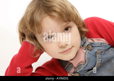 Otto-anno-vecchia ragazza sdraiato sul pavimento Foto Stock