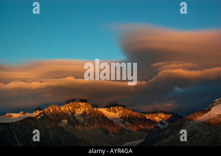 Alta altitudine lenticolare di nuvole sopra le cime delle Alpi Francesi al tramonto Chamonix Francia Foto Stock