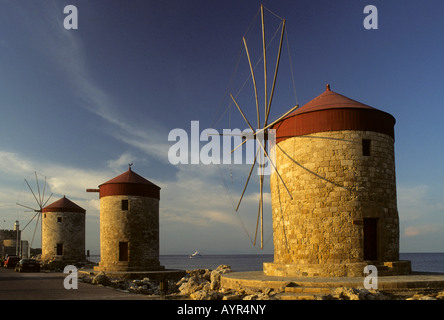 Tre mulini a vento sul molo di Mandrachi Harbour, Rhodos Island, isole Dodecanesi, Grecia Foto Stock