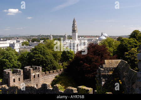 Vista dal Norman Keep nel municipio del castello di Cardiff, Galles, Regno Unito, con vista sullo skyline della città, sul parco e sull'architettura storica. Foto Stock