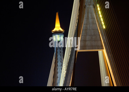 Parapetto illuminato sulla notte pedonale al nuovo mega-bridge, Bangkok, Thailandia, 2006 Foto Stock