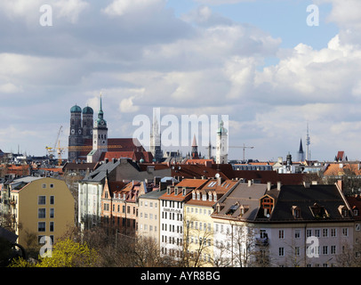 Vista delle torri di Monaco di Baviera: Frauenkirche (la Cattedrale di Nostra Signora Santissima), Alter Peter (St. Pietro Chiesa), Neues Rathaus (Ne Foto Stock