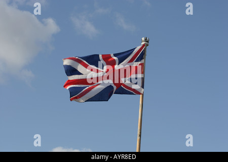 Unione britannica bandiera sul pennone della nave ormeggiata Foto Stock