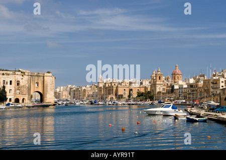 Il Maltese città di Birgu, ANCHE VITTORIOSA, con Grand Harbour Marina, Malta. Città di Senglea sulla sinistra Foto Stock