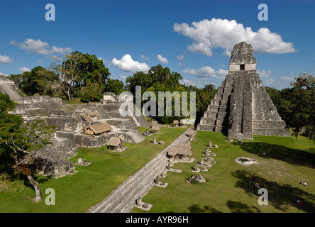 Tikal, rovine Maya, vista dal Tempio II verso il tempio che io, tempio del gigante Jaguar e il Gran Plaza, Yucatán Penisola, gua Foto Stock