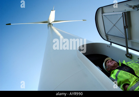 Un builder sorge all'interno del porta alla base di una nuova turbina eolica generatore a Bradworthy North Devon Foto Stock