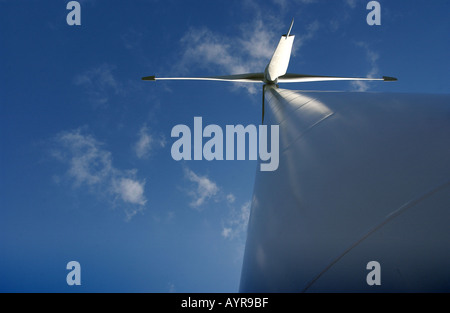 Guardando verso l'alto della torre di una turbina eolica generatore a Bradworthy, devon Foto Stock