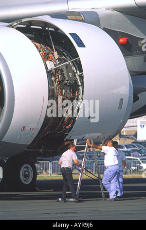 Rolls Royce Trent 900 motore jet controlli di manutenzione su un Airbus A380, Farnborough, Regno Unito. Foto Stock