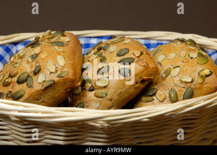 I semi di zucca panini (pumpkinseed rotoli) in un cestello Foto Stock