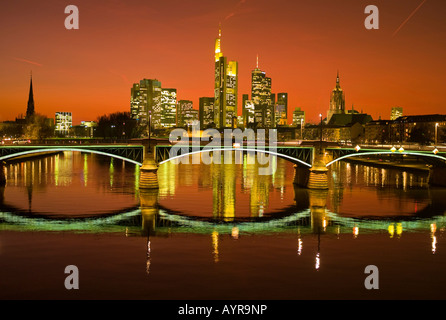 Tramonto, Ignatz Bubis Bridge e la skyline di Francoforte, Francoforte Hesse, Germania, Europa Foto Stock