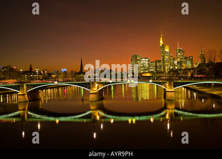 Tramonto, Ignatz Bubis Bridge e la skyline di Francoforte, Francoforte Hesse, Germania, Europa Foto Stock