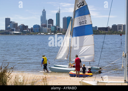 Yachts essendo preparato per la vela a Sir James Mitchell Park attraverso il Fiume Swan dal centro di Perth Western Australia 200 Foto Stock