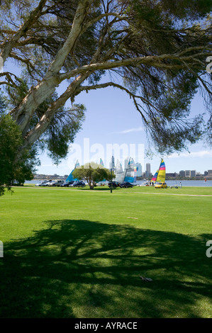 Yachts essendo preparato per la vela a Sir James Mitchell Park attraverso il Fiume Swan dal centro di Perth Western Australia 200 Foto Stock