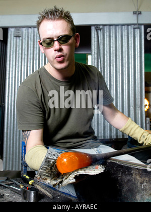 Un artigiano dà un vetro soffiando dimostrazione presso il National Glass Centre a Sunderland Gran Bretagna Foto Stock