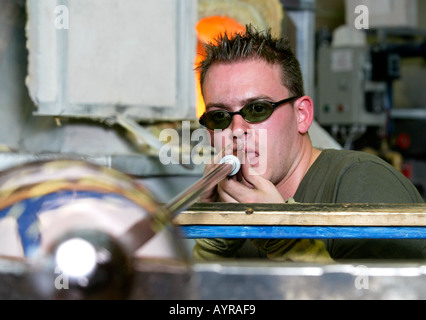 Un artigiano dà un vetro soffiando dimostrazione presso il National Glass Centre a Sunderland Gran Bretagna Foto Stock