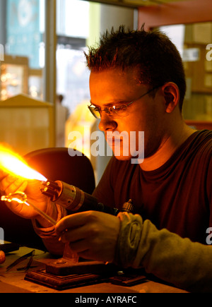 Un artigiano dà una scultura di vetro dimostrazione presso il National Glass Centre a Sunderland Gran Bretagna Foto Stock