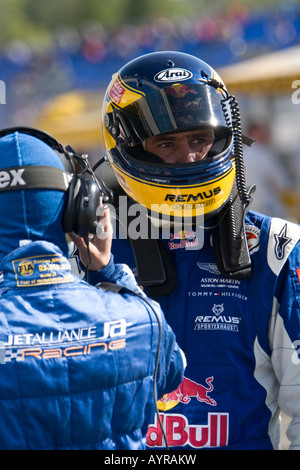 FIA GT conducente Karl Wendlinger preparando per un cambio di pilota, Brno, Repubblica Ceca, Europa Foto Stock