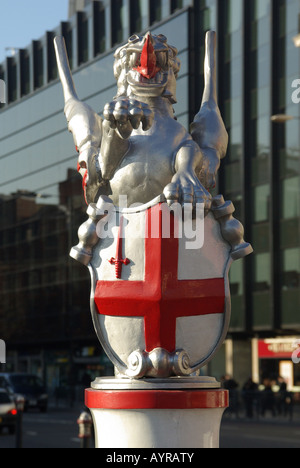 Tower Hill dragon statua con scudo marcatura della autostrada entrata uscita confine della città di Londra Foto Stock