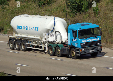 Sale britannico Portarinfuse Petroliera ERF camion su M25 Autostrada Foto Stock