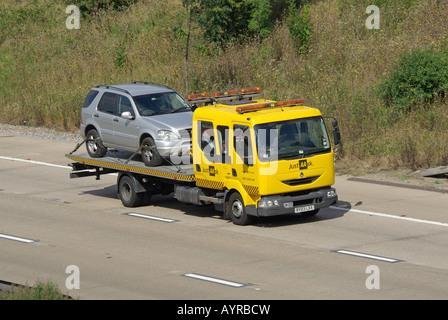 AA recupero ripartizione carrello caricato con 4x4 su M25 Autostrada Foto Stock