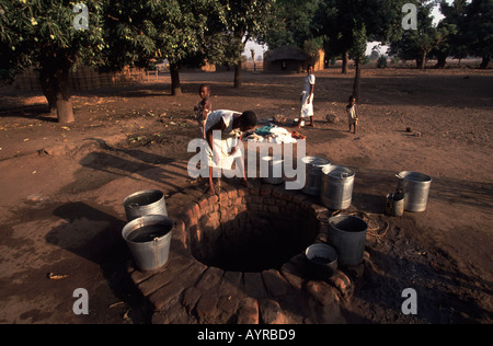 La gente la raccolta di acqua a ben in Malawi village Foto Stock