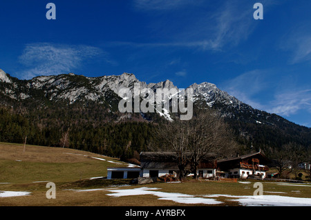 Agriturismo e il Wilder Kaiser gamma, andando in Tirolo, Austria, Europa Foto Stock