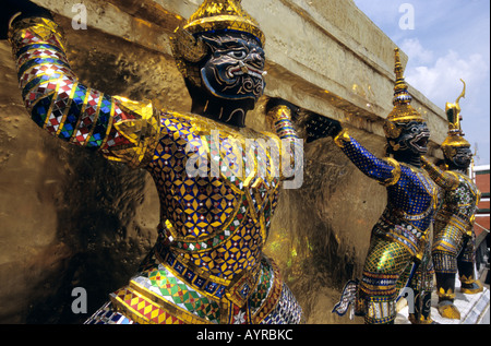 La statua del demone (Yaksha), personaggio dall'epico Ramakien al golden chedi, Wat Phra Kaeo palace, Bangkok, Thailandia Foto Stock