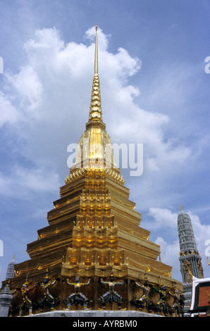 Le statue di Demon (Yaksha), personaggio dall'epico Ramakien al golden chedi, Wat Phra Kaeo palace, Bangkok, Thailandia Foto Stock