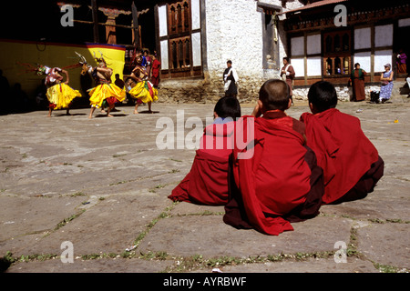 Bambino monaci presso il Tangbi Mani Tsechu (festival), Bhutan Foto Stock
