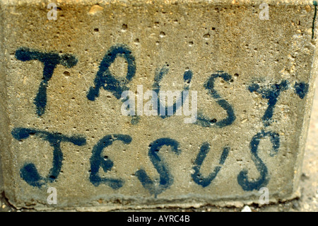 Parete con fiducia Gesù graffiti verniciato a spruzzo su di esso. Minneapolis Minnesota USA Foto Stock