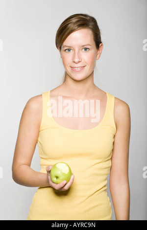 Atletica Giovane donna in possesso di un Apple Foto Stock