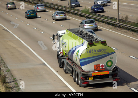 Di benzina BP autocarro cisterna su M25 Autostrada con pannello Hazchem Foto Stock