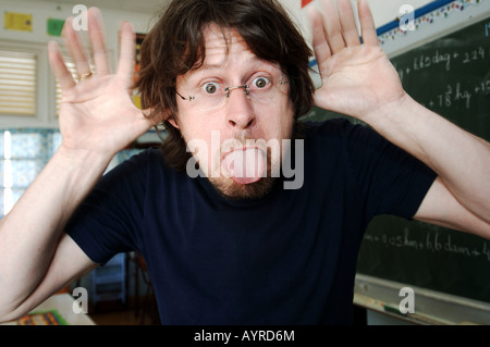 L'uomo facendo facce silly Foto Stock