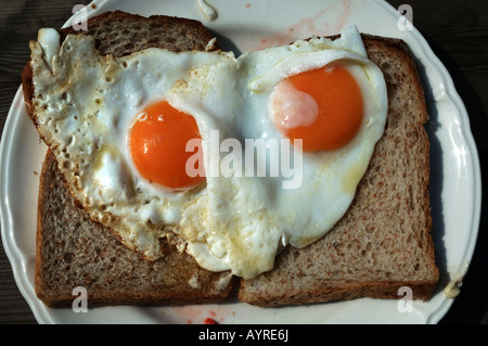 Due uova fritte su pane di grano Foto Stock