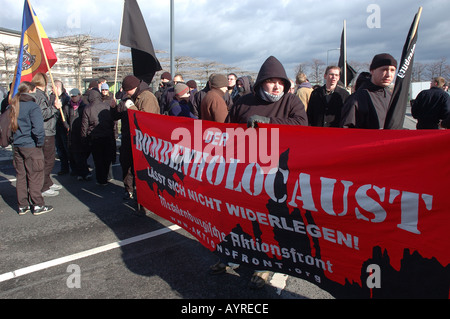 Il tedesco più a destra i manifestanti a Dresda rally che trasportano banner che dice olocausto di bombe Foto Stock