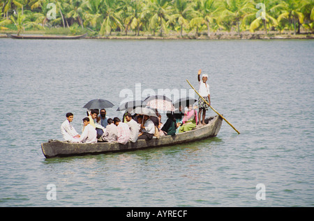 Dicembre 1999 INDIA Kerala Ferry Crossing Kerala backwaters Foto Stock