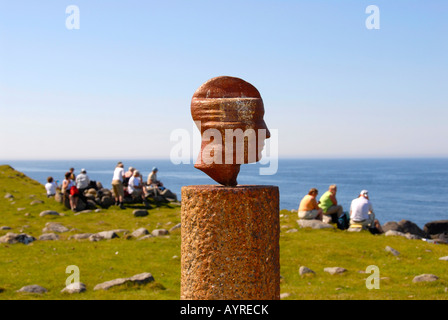 Gruppo di escursionisti prendendo una pausa dietro la testa, pezzo di arte disegnati dall'artista Markus Raetz, Lofoten, Norvegia Foto Stock