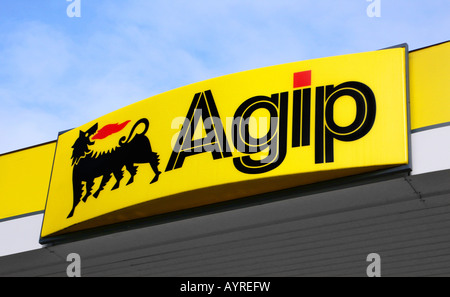 AGIP (Azienda Generale Italiana Petroli) il logo della compagnia, rivenditore di benzina Foto Stock