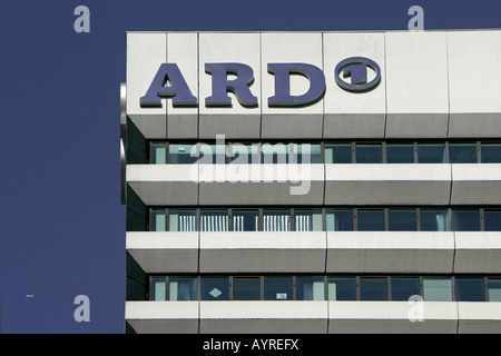 ARD (emittente pubblica) logo aziendale sulla Bayerischer Rundfunk (bavaresi Broadcasting) edificio a Monaco di Baviera, Germania Foto Stock