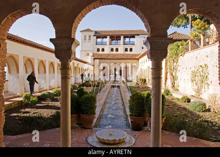 Architettura moresca, Patio de la Acequia, Alhambra di Granada, Andalusia, Spagna Foto Stock