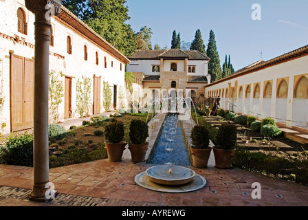 Architettura moresca, Patio de la Acequia, Alhambra di Granada, Andalusia, Spagna Foto Stock