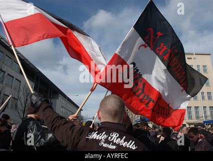 Estrema destra dimostranti bandiere a Dresda dimostrazione Foto Stock