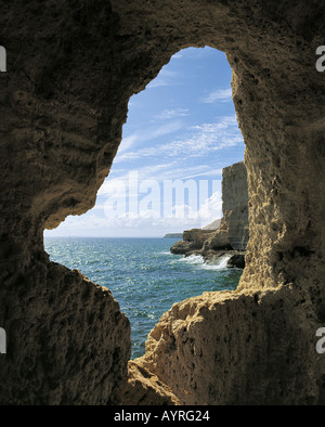 Il Portogallo, Algarve, Algar Seco, grotta in scogliere con vista lungo la costa Foto Stock